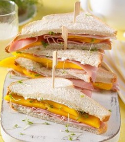 Sandwich met ham en mango